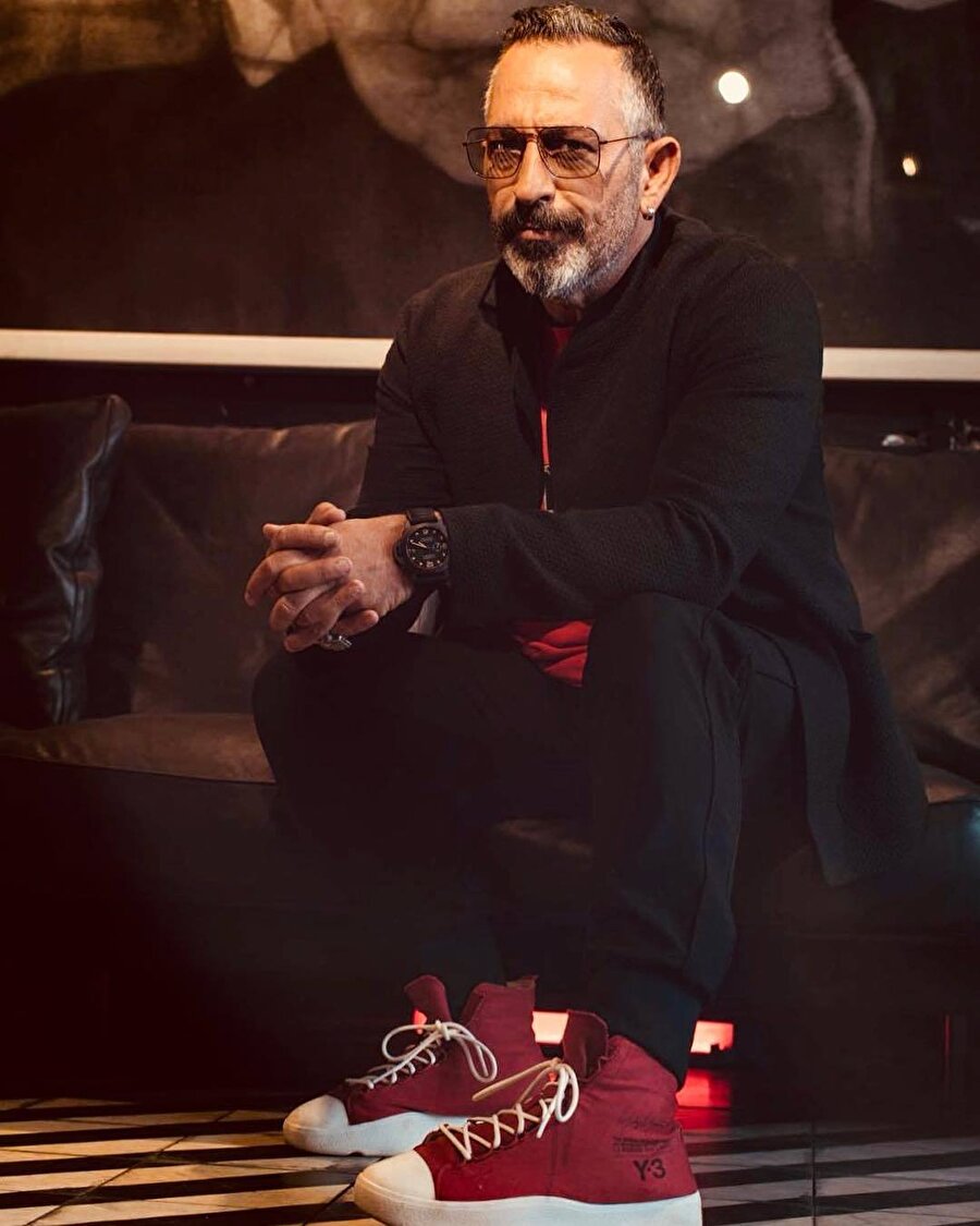Cem Yılmaz, şu sıralar stand-up gösterisine olan ilgiyle gündeme geliyor.