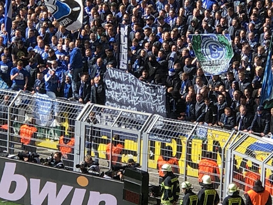 Schalke'nin bir grup taraftarı, Dortmund'lu oyuncuları öldürmeye teşebbüs eden failin serbest bırakılmasını istedi.