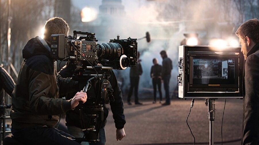 Mithat film çekmeyi bilmiyor, uzun replikler kurduruyor karakterlere.