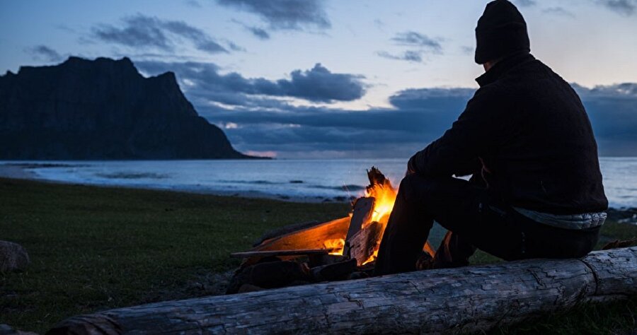 Ateşin içine bir çıra daha uzattı çünkü parmaklarındaki heves tutuştu.