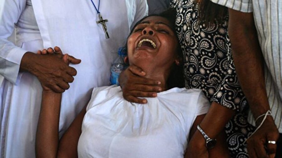 21 Nisan 2019- Sri Lanka saldırıları

                                    Sri Lanka'da kilise, tren garı ve otelleri hedef alan intihar saldırılarında 310 kişi hayatını kaybetti, yüzlerce kişi yaralandı.Terör saldırısını DAEŞ üstlendi. Sri Lanka istihbarat servisleri DAEŞ ile bağlantılı 130 şüphelinin ülkeye geldiğini düşünüyor; bu teröristlerin 70'i kaçak oldukları gerekçesiyle arıyordu.  
                                