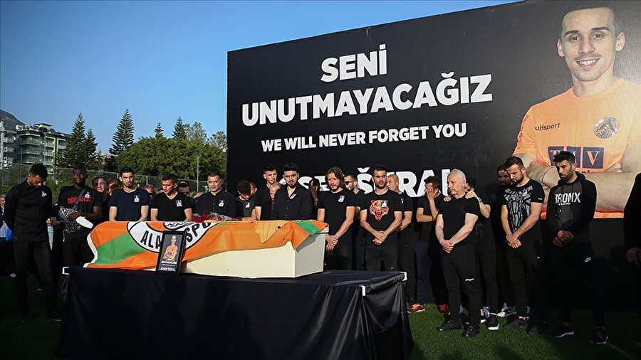 Alanyasporlu Josef Sural için tören düzenlendi

                                    Aytemiz Alanyaspor'un İstikbal Mobilya Kayserispor karşılaşması sonrası dönüş yolunda özel minibüsün yaptığı kazada yaşamını yitiren Çek futbolcu Sural için tören düzenlendi.
                                