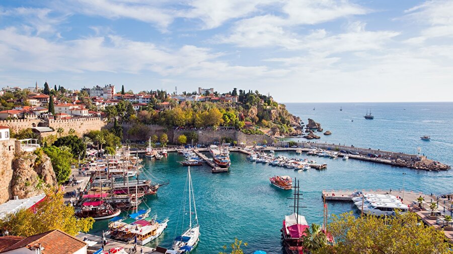 Uzun bayram tatili kararı, Antalya ve Muğla'da turizmcileri hareketlendirdi.