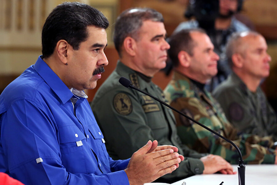 Devlet Başkanı Nicolas Maduro (sol 2), başkent Caracas'taki devlet başkanlığı sarayı Miraflores'te Savunma Bakanı Vladimir Padrino (sağ 2) ve Kurucu Meclis Başkanı Diosdado Cabello (solda) ile bir araya gelerek,"Ulusa Sesleniş" konuşması yaptı.