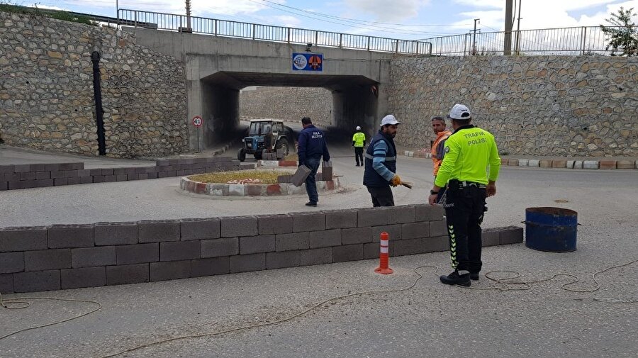 Manisa

                                    Manisa’nın Kula ilçesinde 5 yıl önce başlattığı hukuki süreci kazanarak alt geçidi trafiğe kapatan bir vatandaş, Kula Kaymakamı Kemal Duru ve Karayolları 2. Bölge temsilcileri ile görüşmesinin ardından mağduriyetinin giderileceğini söylenmesi üzerine yolu tekrar trafiğe açtı. Kula’da 2014 yılının Şubat ayında açılan Narınca köprülü alt geçidinde, Karayolları Genel Müdürlüğü tarafından kendilerine ait arsanın istimlak edilmeden köprülü kavşağa dahil edildiğini belirten Nafiz Özkara, alt geçidin açıldığı günden bu yana verdiği hukuk mücadelesini kazanarak yolun kendisine ait olan kısmını trafiğe kapattı.
                                