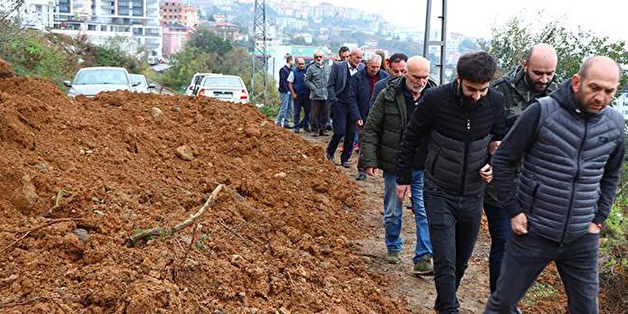Trabzon

                                    Trabzon'un Ortahisar ilçesinde Osman Gümrükçüoğlu, 'tapusu bende' dediği yaklaşık 400 kişinin yaşadığı sitelere giden yolu, vekalet verdiği emlak şirketi tarafından toprak döktürüp, araç ulaşımına kapattırmıştı. Binaya yaya ulaşmak zorunda kalan vatandaşlar yüklerini ellerinde taşımış, güçlükle evlerine ulaşmıştı.Isıtmada kullanılan doğal gazın taşındığı tankerlerin de ulaşamadığı sitelerde kalanlar evlerini ısıtmada zorluk çekmişti.
                                
