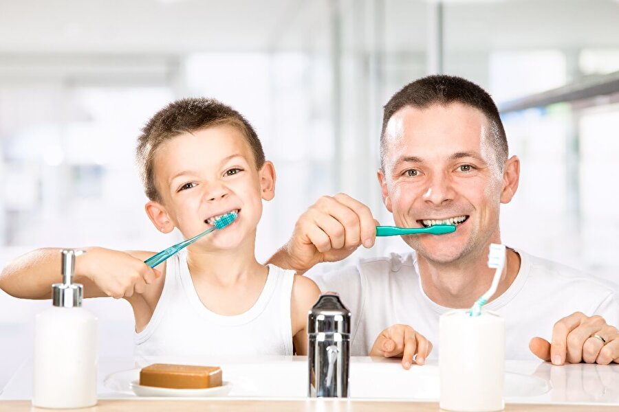 İmsak öncesi ya da iftar sonrası fırçalayın 

                                    
                                    
                                    
                                    Orucun bozulma ihtimali dikkate alınarak; dişlerin imsaktan önce ve iftardan sonra fırçalanması uygun olacaktır.
                                
                                
                                
                                
