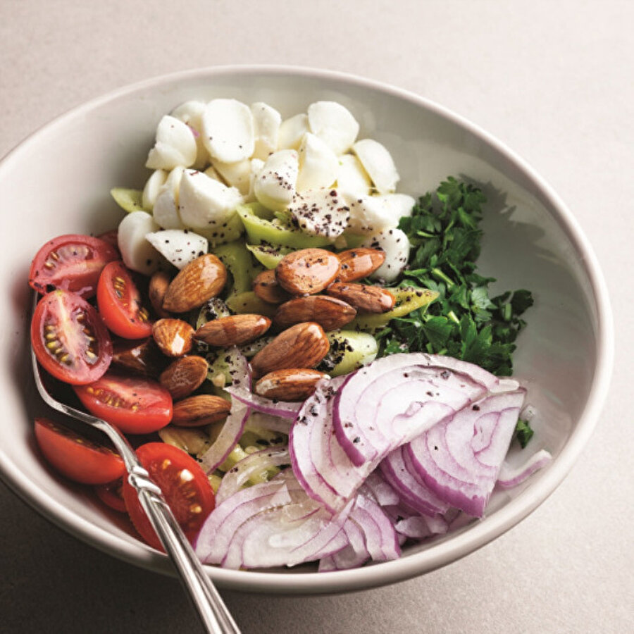 Yaz Salatası

                                    
                                    Mutfaklarımızda her zaman bulunan ve sevilen sebzelerle hazırlayabileceğiniz yaz salatası, pratik ve oldukça doyurucu.Tarif için: https://www.gzt.com/lokma/yaz-salatasi-32939
                                
                                