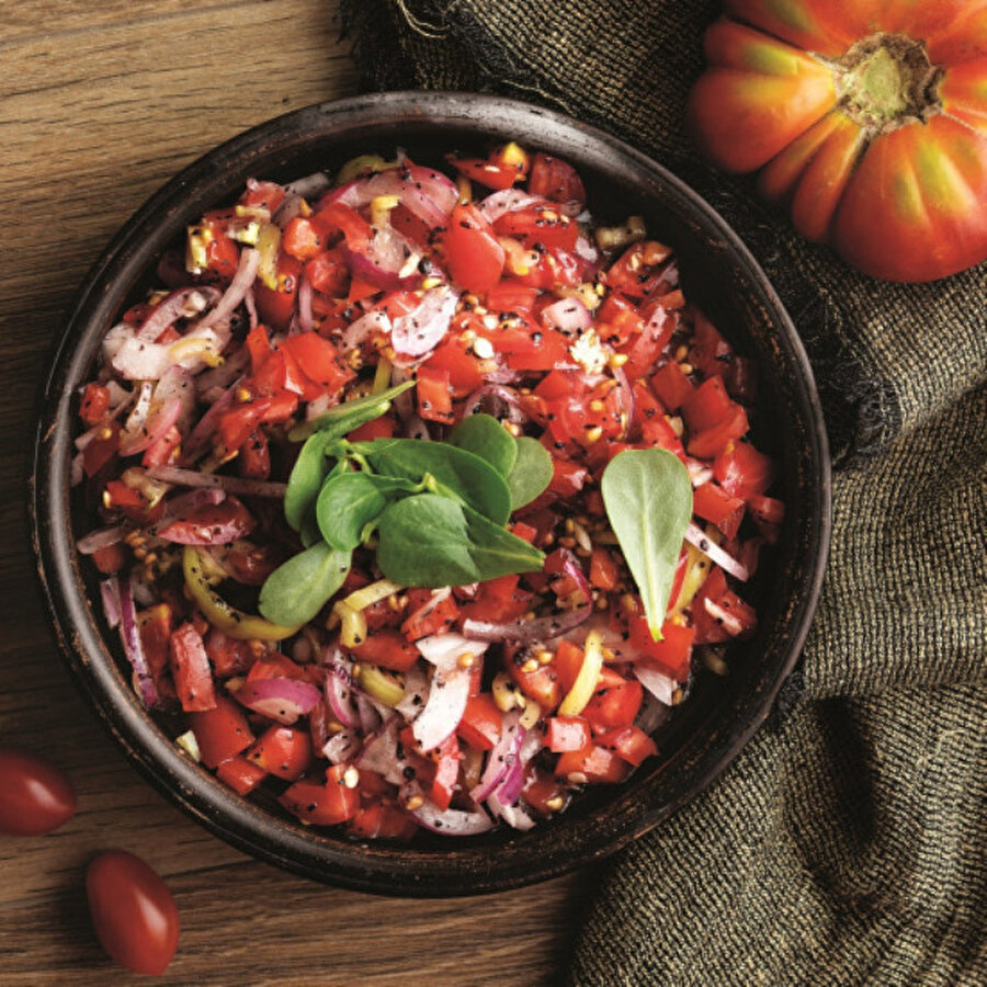 Sumaklı Domates Salatası

                                    Mutfaklarınız da her zaman bulunan malzemelerle hazırlayabileceğiniz sumaklı domates salatası, bütün yemeklerinizin yanına uyum sağlayacak pratik bir salata.Tarif için: https://www.gzt.com/lokma/sumakli-domates-salatasi-32897
                                