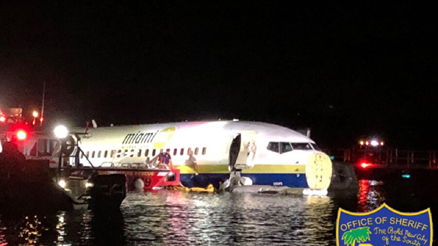 Boeing 737 tipi uçak Florida'da pistten çıktı.