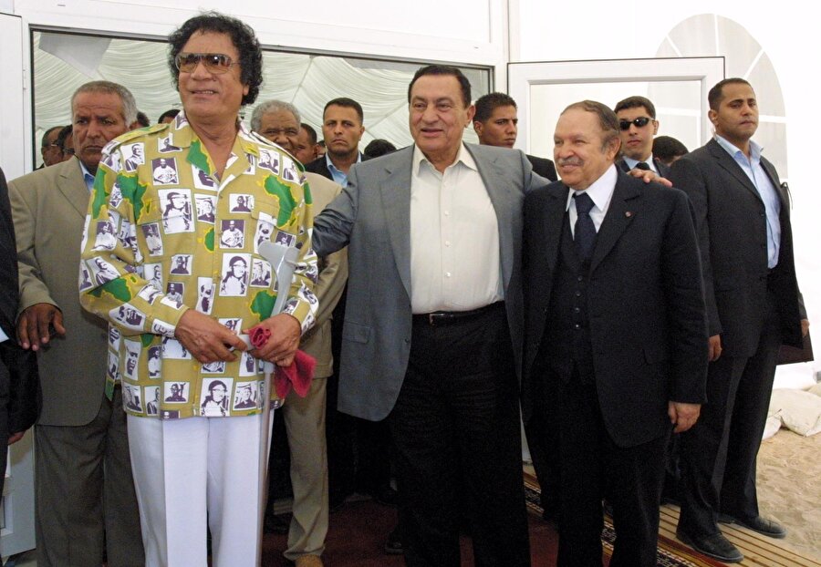 (Soldan sağa) Muammer Kaddafi, Hüsnü Mübarek ve Abdülaziz Buteflika.