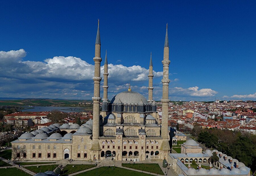 Mimar Sinan'ın ustalık eseri: Selimiye Camisi
Ünü çağını aşan Mimar Sinan'ın "Ustalık eserim." dediği Selimiye Camisi, eşsiz mimarisi ve azametiyle serhat boyunda yıllara meydan okuyor. 

UNESCO'nun 2011'de ilk kez bir camiyi kültürel eser listesine almasıyla dünya çapındaki ünü daha da artan Selimiye Camisi, barındırdığı özellikleri ve ihtişamlı yapısıyla dikkati çekiyor. 

Türk-İslam mimari sanatının mihenk taşı tarihi cami, bir biblo gibi Edirne'nin en ihtişamlı yapısı olarak göze çarpıyor.