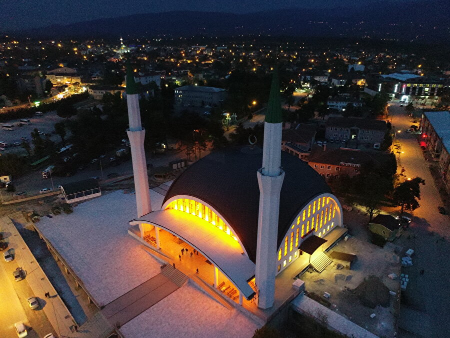 İçinde direk yok tek kubbeden oluşuyor
Hendek ilçesindeki Rasim Paşa Camisi, mimari özelliğiyle dikkati çekiyor. İçinde direk olmayan tek kubbeden oluşan ibadethanenin bu özelliği ilgi çekiyor. Türkiye'nin en büyük tek kubbeli camileri arasında yer alan 5 bin kişi kapasiteli camide, 3 bin kişilik kapalı ibadethane, 500 araçlık kapalı otopark, kütüphane, çok amaçlı salon, şadırvan yer alıyor. Yapımı tamamlanan caminin çevre düzenlemesi ve ışıklandırma çalışmaları devam ediyor.