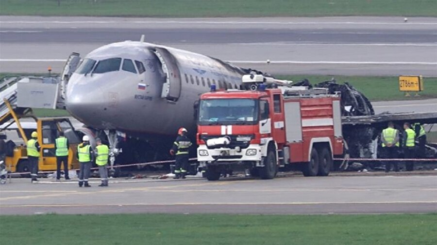 Ekipler Aeroflot Sukhoi Superjet 100 yolcu uçağının enkazının bulunduğu yerde.