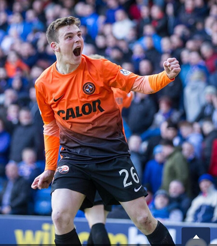 Dundee United’ın dikkati çeken Robertson, 3 Haziran 2013’te attığı imzaylı İskoçya’nın en üst ligine adım atmış oldu. Dundee United’da kısa sürede Jackie McNamara’nın vazgeçilmez isimlerinden biri olmayı başaran sol bek, yılın genç oyuncusu gibi birçok ödül kazandı.
