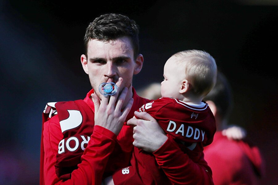 Andrew Robertson, çocuklarını 'dünyanın merkezi' olarak tanımlıyor.