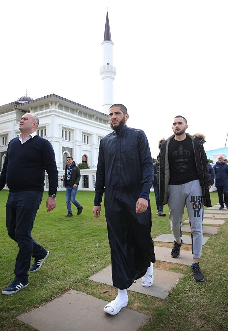 Yassine Benzia cuma namazına gidiyor.