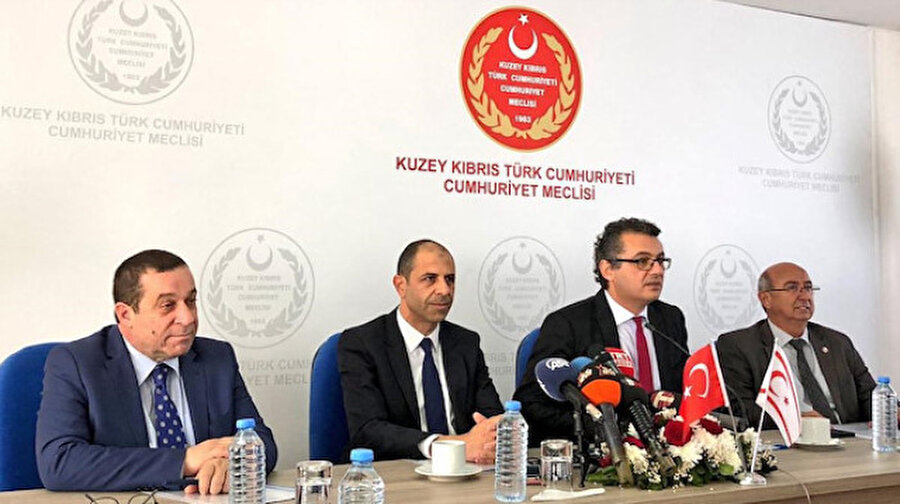 KKTC’de Koalisyon dağıldı, hükümet krizi yaşanıyor

                                    Kuzey Kıbrıs Türk Cumhuriyet’inde (KKTC) 15 ay önce Cumhuriyetçi Türk Partisi (CTP) liderliğinde, Demokrat Parti (DP), Toplumcu Demokrasi Partisi (TDP) ve Halkın Partisi (HP) ortaklığında kurulan Koalisyon Hükümeti, Halkın Partisi'nin çekilme kararı almasıyla bozuldu.
                                