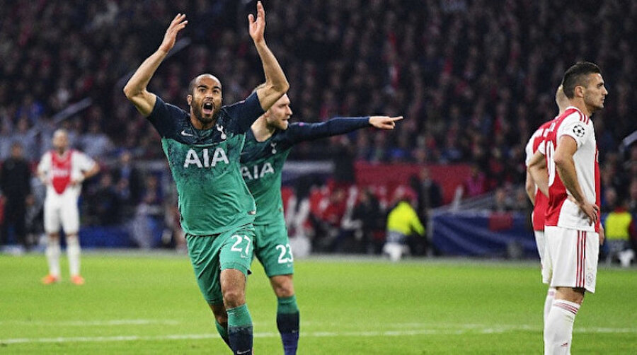 Devler Ligi'nde ikinci İngiliz finali

                                    Şampiyonlar Ligi'nde Tottenham'ın 1-0'ın rövanşında Ajax'ı 3-2 mağlup etmesiyle, finalin adı netleşti. Liverpool ve Tottenham'ın karşı karşıya geleceği Devler Ligi finali, İngiliz takımlarının finale çıktığı ikinci eşleşme oldu. Aynı ülke takımlarının finalde eşleşmesi furyası 2000 yılında Real Madrid ile Valencia'nın karşı karşıya gelmesiyle başlamıştı.
                                