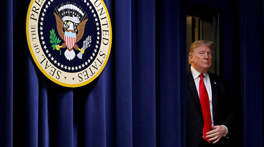 Trump, Muelller'in Rusya raporunun açıklanmasını engelleyecek

                                     Amerika Birleşik Devletleri'nde son başkanlık seçimlerinde Rusya'nın müdahalesini inceleyen özel yetkili savcı Robert Mueller'in araştırmasını tamamlayarak Adalet Bakanlığı’na sunmasının ardından tartışmalar son bulmadı. Temsilciler Meclisi Adalet Komisyonu daha önce redakte edilmiş hali kamuoyuyla ve Kongre ile paylaşılan Mueller raporunun tamamının paylaşılmasını talep etmişti.  ABD Başkanı Donald Trump Özel Savcı Robert Mueller’ın Rusya raporunun tamamının yayınlanmaması için ‘yürütme ayrıcalığını' kullanma kararı aldı.
                                