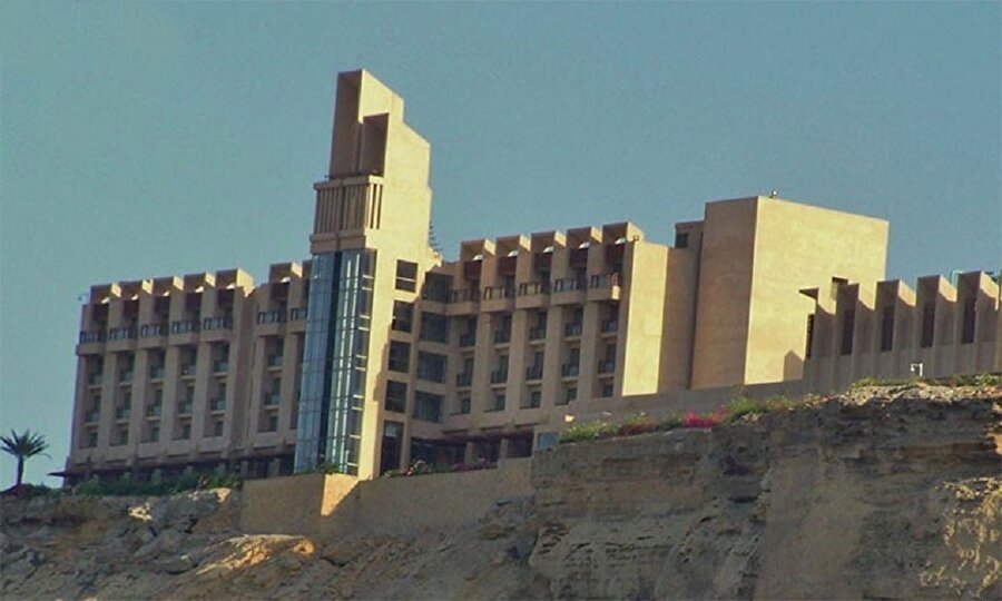 Saldırıya uğrayan Gvadar kentindeki 5 yıldızlı otel.
