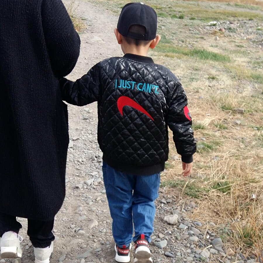 Annem: Sınavlara çalış çocuğum Ben: