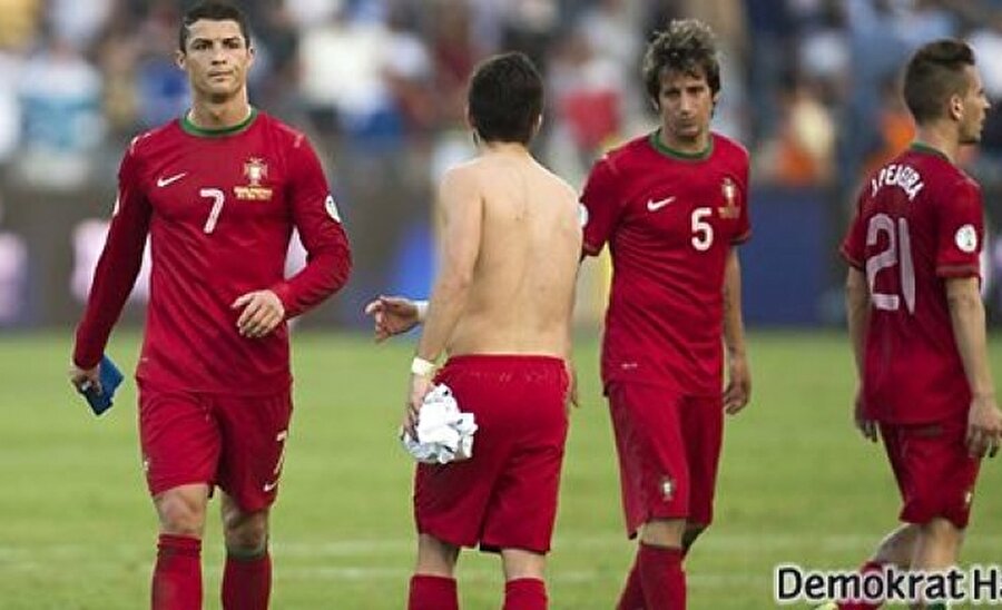 2013 | İsrail ile Portekiz arasında oynanan maçta formasını rakip oyuncuya vermemişti.

                                    
                                    
                                
                                