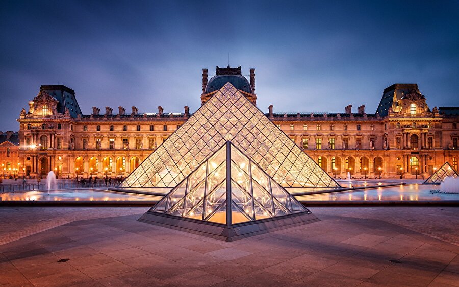 Louvre Piramidi
Ming Pei'nin Fransa'nın başkenti Paris'te yapılan bu piramit oldukça meşhur. Ziyaretçi akınına uğrayan Müze Pei müzeden uzaklaşmadan camdan bir piramit yaptı.