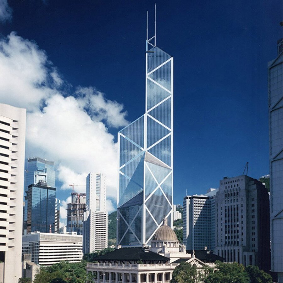 Çin Bankası Kulesi
1990 yılında tamamlanan Çin bankası kulesi Ming Pei'nin en özel eserlerinden biri. 72 katlı olan gökdelen 367 metredir. 