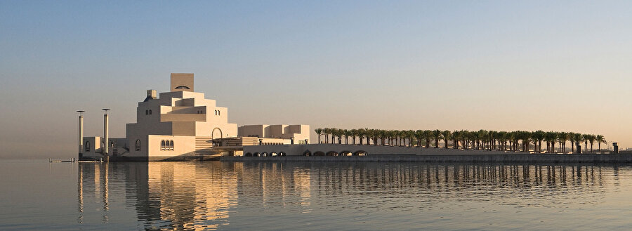 İslam Sanatları Müzesi / Katar 
Doha Körfezi’nin güney ucunda Doha Limanı kıyısından 60m ileride kurulan yapay bir ada üzerinde bulunan Müze Ming Pei'nin bir diğer öne çıkan eserlerinden biridir. Müzenin en üst katı, burkalı kadın görüntüsüne sahip. 