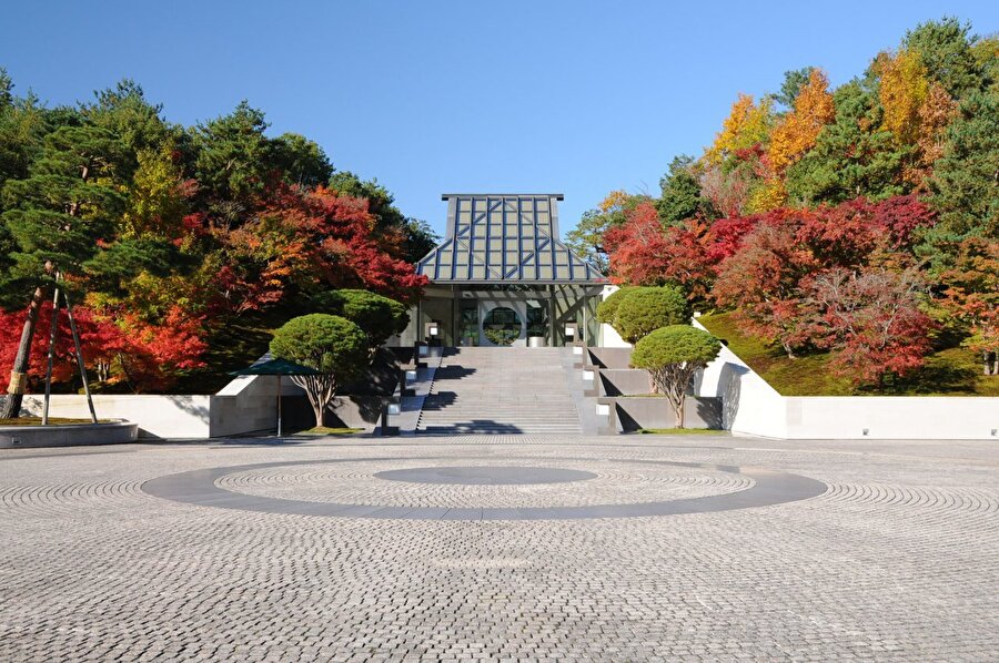 Miho Müzesi - Kyoto
IM Pei tarafından inşa edilen Miho Müzesi, Shiga dağlarındaki ağaçlık bir tepede yer alan doğal ve insan yapımı çevreyi sergilemek üzere tasarlanmıştır.