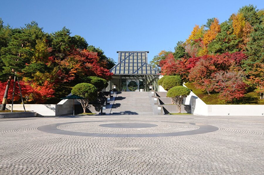 Miho Müzesi - Kyoto
 IM Pei tarafından inşa edilen Miho Müzesi, Shiga dağlarındaki ağaçlık bir tepede yer alan doğal ve insan yapımı çevreyi sergilemek üzere tasarlanmıştır.