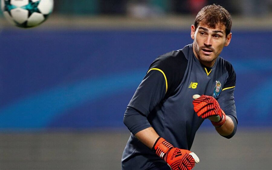 2010 Dünya Kupası'nda altın eldiven ödülünü alan Casillas, 2015'te çok sevdiği Real Madrid'e veda etti. 

                                    
                                    
                                
                                