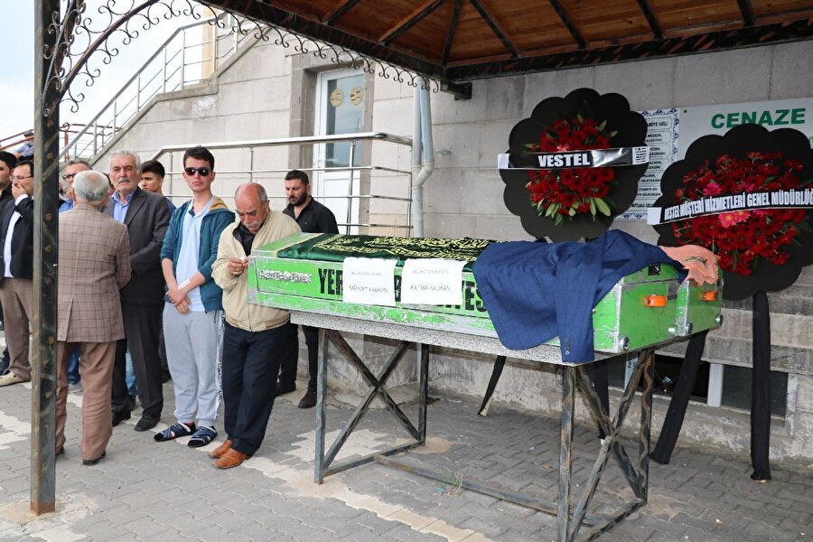 İzmir'de bir genç anne ve babasını siyanürle zehirledi.