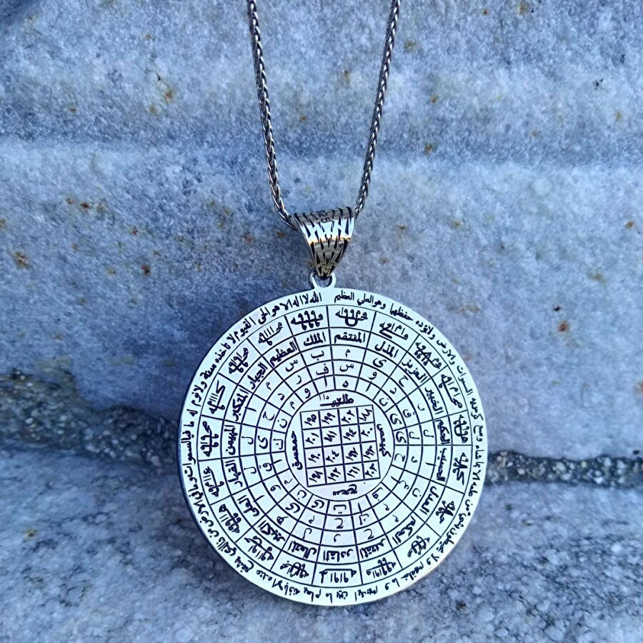 Neydi bu, bir tılsım mıydı yoksa? Bir bakır parçası elips şeklinde ve üzerinde anlaşılmaz harfler.