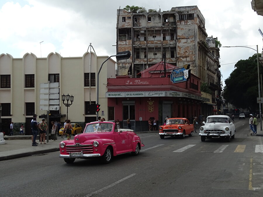 Doğal film stüdyoları 

                                    Ülkenin başkenti Havana bu yıl ayrı bir heyecan yaşıyor. Bu yıl 500'üncü kuruluş yıl dönümünü kutlayan Havana, adeta 1960'lı, 70'li yılları andıran klasik Amerikan arabaları, rengarenk evleri, geniş caddeleri ve her köşe başından yükselen salsa ezgileriyle doğal film stüdyolarını aratmıyor. Adanın en kalabalık kenti olan Havana, limanıyla ülkenin en önemli ticari merkezi olma özelliğini de kazanmış. Tarihi kimliğine ticari profilini ekleyen kent, bu yönüyle Küba'nın birçok şehrinden ayrılıyor.
                                