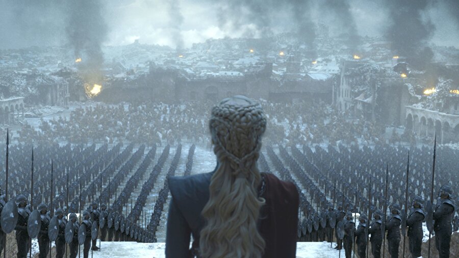 Game of Thrones, takipçilerini içinden çıkılmayacak büyük boşluklarda bırakarak veda etti.