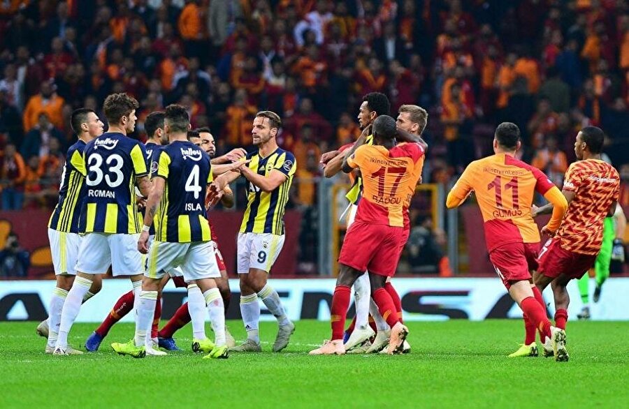 2 KASIM 2018, 22.45

                                    
                                    Galatasaray, sahasında Fenerbahçe'ye karşı 2-0 öne geçti ancak mücadele 2-2 sona erdi. Kırılma anı aslında, bu maçtan sonra verilen ağır cezalar. Galatasaray'ın düşmesi ve kopması beklenirdi ancak yılların deneyimi Fatih Terim, aldığı 10 maçlık cezayı adeta dezavantaja çevirdi. Galatasaray, bu maç öncesi ligde 1 mağlubiyet ve 1 beraberlik aldı ve sonrasında da işler beklendiği gibi gitmedi ancak Fatih Terim, takımının form düzeyini bir anda artırdı. Zorluktan adeta birlik doğdu.
                                
                                