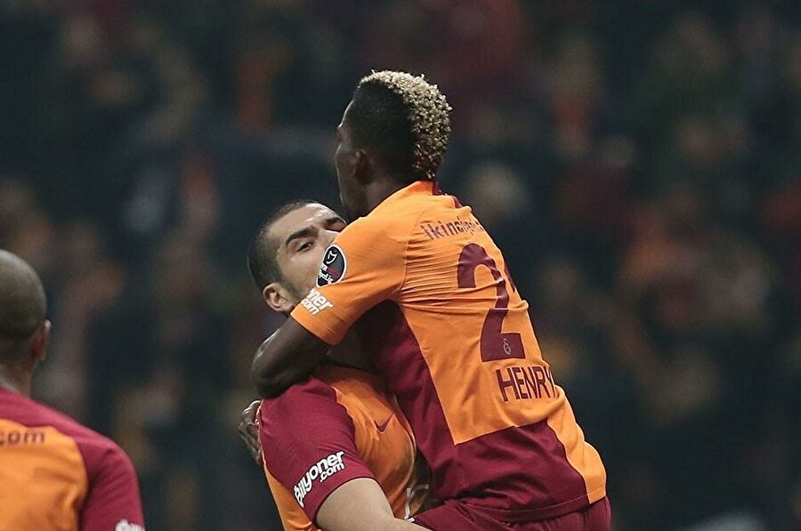 23 ARALIK 2018, 19.20

                                    
                                    Galatasaray, Sivasspor karşısında Eren Derdiyok'un attığı golle eşitliği sağladı ve bu maçı 4-2 kazandı. Sarı kırmızılıların büyük koşusunun başladığı andı. Bu galibiyetle Galatasaray farkı 6'ya indirdi. Sonrasında puan farkı 8'e çıktı ancak sarı kırmızılılar iç sahada aldığı bu galibiyetle ilk devreyi 3 puanla ve umutla bitirdi.
                                
                                
