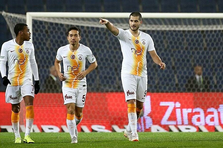 15 ARALIK 2018, 19.30

                                    
                                    Şu an kadro dışı olsa da Eren Derdiyok, 30. dakikada attığı golle maça 1-1'lik eşitliği getirdi. Bu gol Başakşehir'in 2 puan kaybetmesini, Galatasaray'ın ise 1 puan almasını sağladı. 3 puanlık değişim ve Galatasaray'ın deplasmanda olduğu bu beraberlik, önemini ligin sonunda gösterdi.
                                
                                