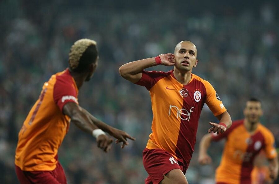 17 MART 2019, 20.17

                                    
                                    Galatasaray, Bursaspor deplasmanında önce Sakho, ardından Saivet'nin golleriyle 2-0 geriye düştü. Başakşehir ile aradaki puan farkı 8'di. 3 puan daha kaybedilirse telafisi mümkün olmayan sonuçlar ortaya çıkacaktı. Badou 45'te farkı 1'e indirdi. 56'da Diagne eşitliği sağladı. 62'de Feghouli, galibiyeti Galatasaray'a getiren golü attı. Feghouli'nin galibiyet golü, Galatasaray'ı tekrar hayata, şampiyonluk yarışına bağladı. Başakşehir'in de 2 puan kaybıyla fark tekrar 6'ya indi.
                                
                                