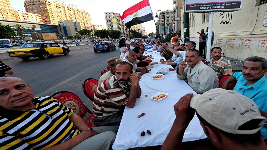 Mısır'da yol kenarına kurulmuş bir iftar sofrası.