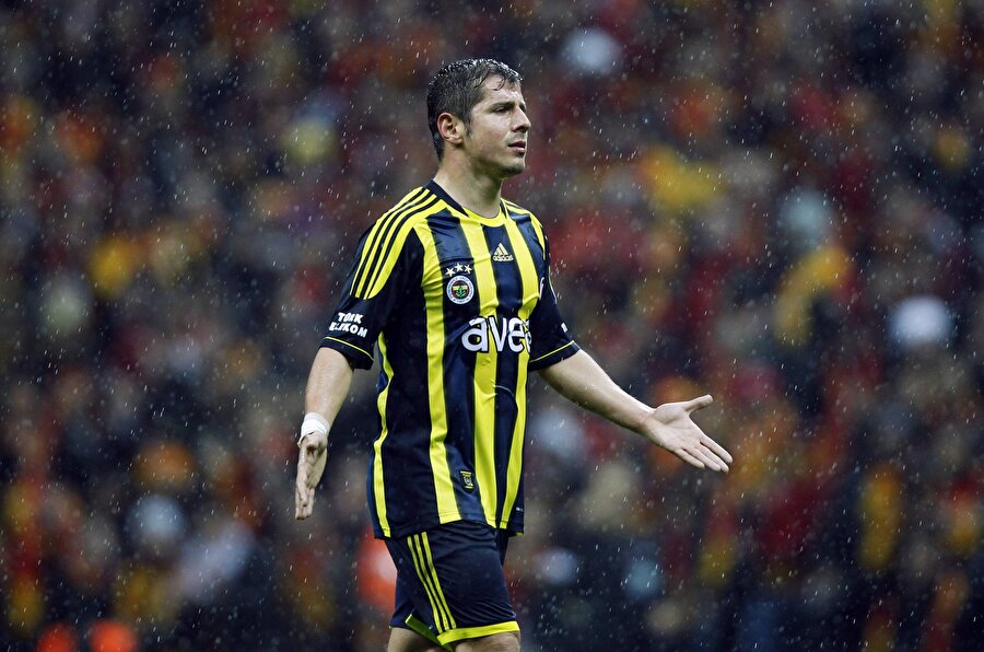 Emre Belözoğlu yağmur altında oynanan maçta hakeme itiraz ediyor.