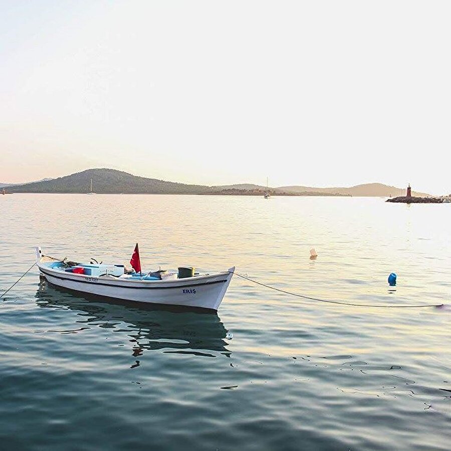 Atkıyı ve şapkayı çıkarıp kayığa attım, halatlarını çözüp kayığı ittirdim.