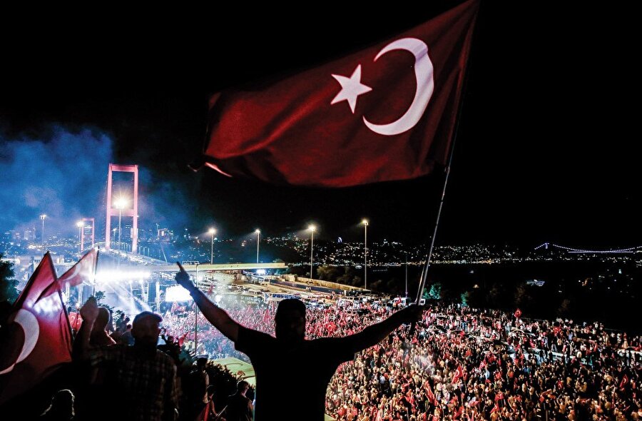 Teknenin içinde sular çoğalmış, çoğalmış da suyun kendisi boğulmaya başlamış.