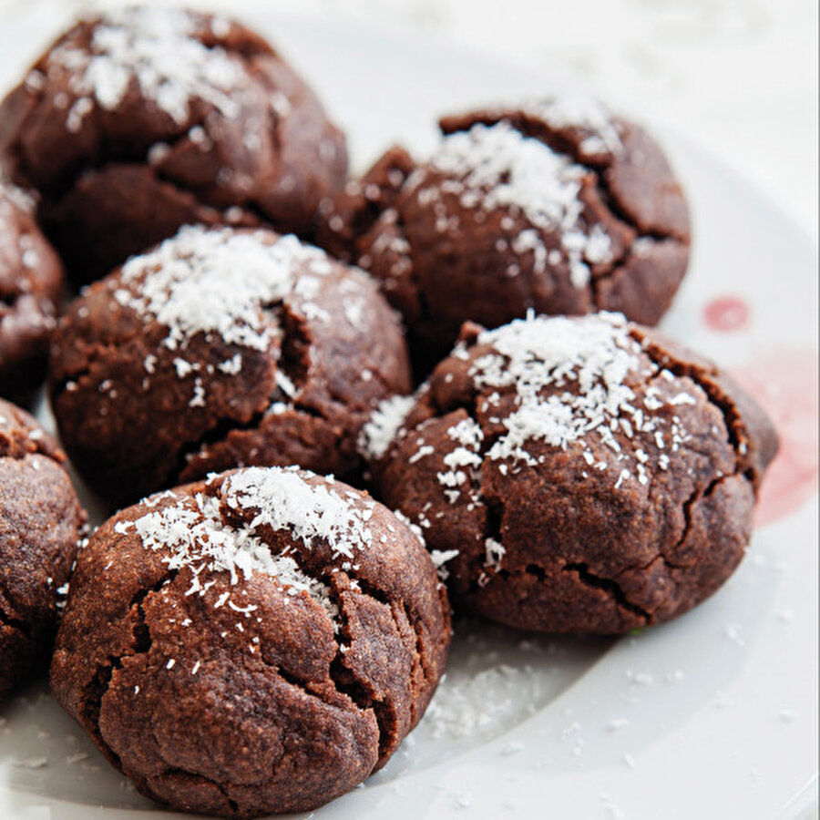 Şerbetli Brownie Kurabiye
Kakaolu Islak Kurabiye nasıl yapılır? Kurabiyeleriniz henüz sıcakken teker teker soğuk şerbete nazikçe batırıp süzdürdüğünüzde hem kakaonun tadı yoğunlaşacak hem kurabiyeniz bu şekilde daha az şerbet çekeceğinden daha fazla gevrek olacaktır. Kısa sürede hazırladığınız esmer kurabiyeleri bir fincan kahve eşliğinde tatlı anılarınıza şahit edin! Şerbetli Brownie Kurabiye tarifinin malzemeleri, hazırlık aşamaları ve süresi tarifin püf noktaları, besin ve kalori değerleri Lokma'da!Tarif için: https://www.gzt.com/lokma/serbetli-brownie-kurabiye-24782