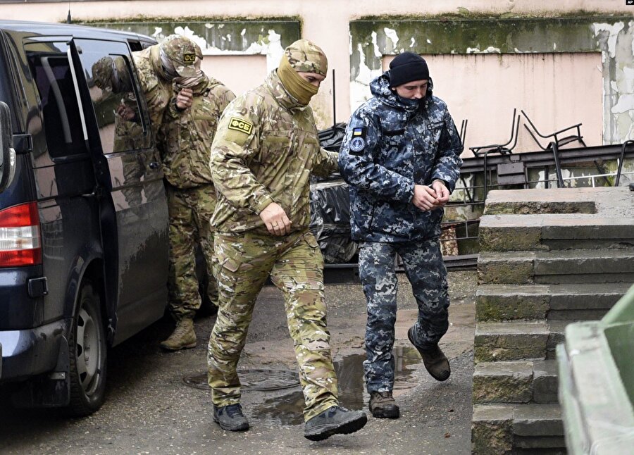 Geçtiğimiz yıl tutuklanan Ukraynalı deniz kuvvetleri personeli, Rus FSB ajanları tarafından Simferopol'de (Akmescit) mahkemeye götürülürken.