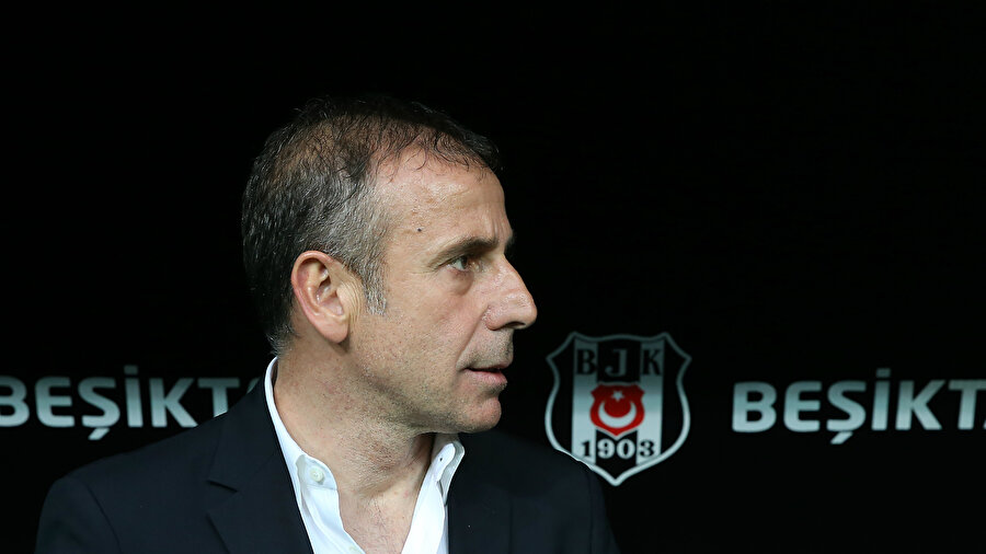 Abdullah Avcı, Vodafone Park'ta yedek kulübesinde milli marşımızı okuyor.