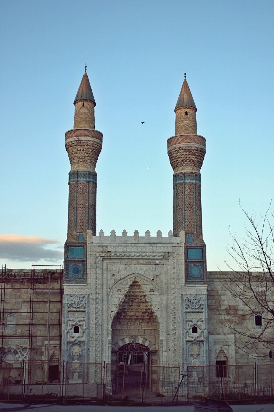 Gök Medrese / Sivas

                                    
                                    
                                    Türk süsleme sanatının en güzel örnekleri arasında yer alan ve 800 yıllık bir zaman dilimine şahitlik eden Çifte Minareli Medrese ve Gök Medrese ziyaretçilerini bekliyor.
                                
                                
                                