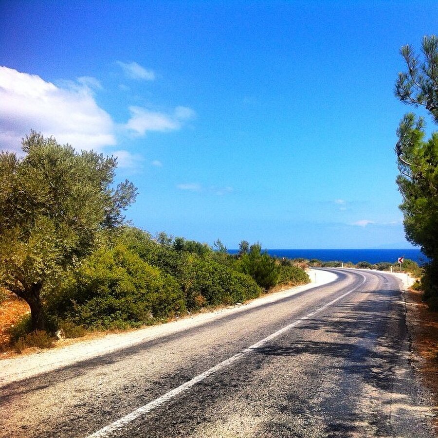 Karaburun / İzmir 

                                    
                                    Ege Denizi'nin bulunduğu dönemeçleri bol bir yol sizi Karaburun'a kadar götürecek. Bu yolda sadece nefis manzaralar yok. Tipik Ege köyleri olan Kösedere ve İnecek’i gezip köy kahvesinde çay içmeyi, kimselerin bilmediği Boyabağı Koyu'na bayılacaksınız.
                                
                                